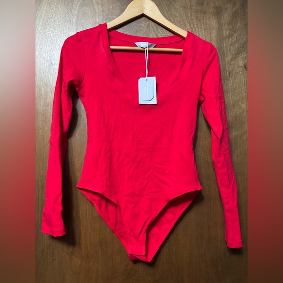 Mangopop NWT Vneck Long Sleeve Bodysuit with snap closure Size Small - Picture 3 of 8